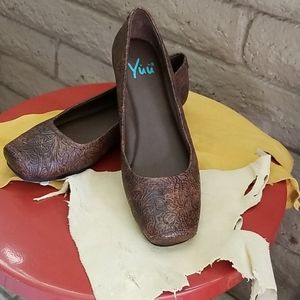 YUU size 9 brown flats